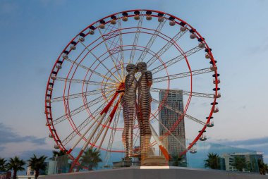 Batum. Nino ve Ali hareketli heykeller.