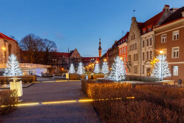 Tallinn. City street in Christmas illumination. — Stock Photo, Image