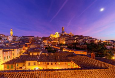 Siena. Gün batımında Katedrali.