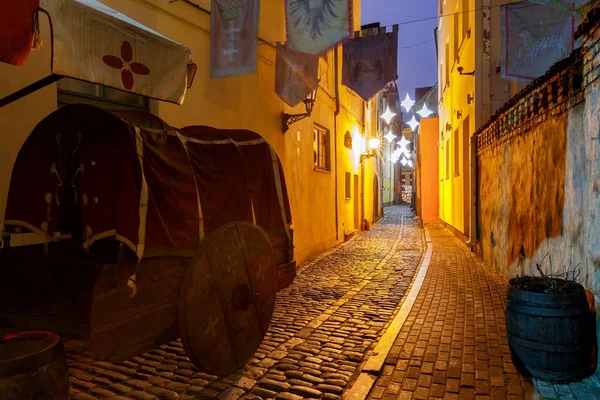 Рига. Старая улица ночью . — стоковое фото