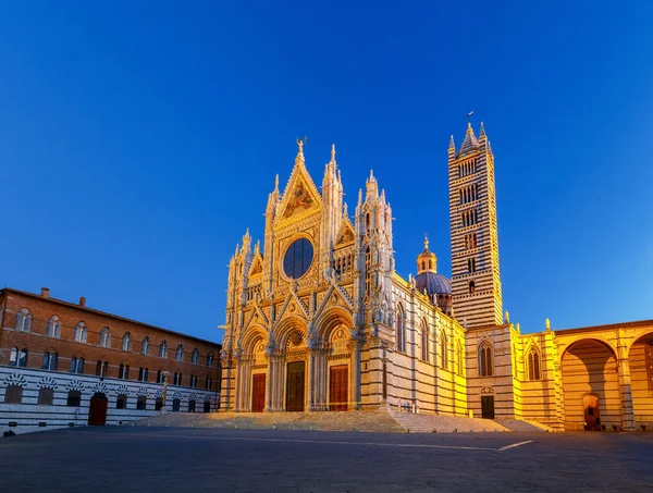 Siena. Catedral ao pôr do sol . — Fotografia de Stock