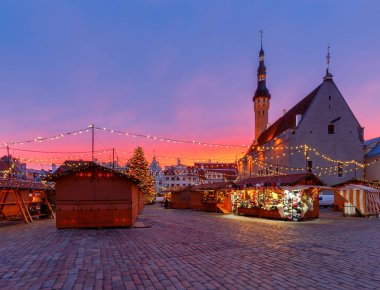 Tallinn. Noel 'de kasaba meydanı.