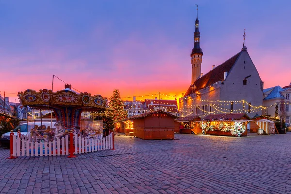Tallin. Plaza del Ayuntamiento en Navidad. — Foto de Stock