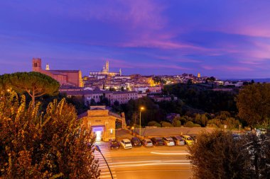 Siena. Gün batımında Katedrali.