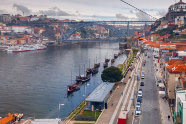 Porto. Douro nehrinin sahildeki çok renkli evleri.