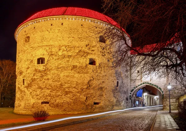 Tallinn. La torre Grasso Margarita di notte . — Foto Stock