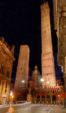 Bologna. Düşen kuleleri.