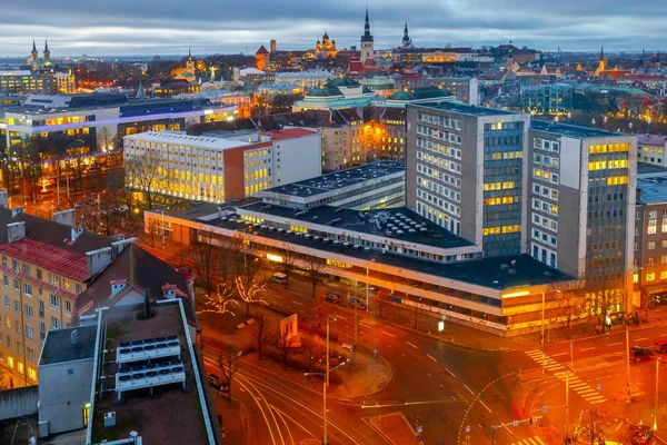 Tallin. Toompea colina al atardecer . — Foto de Stock