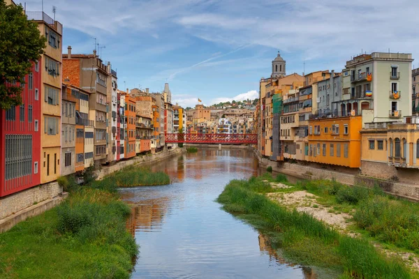 Girona. Wielobarwne fasady domów, nad rzeką Onyar. — Zdjęcie stockowe