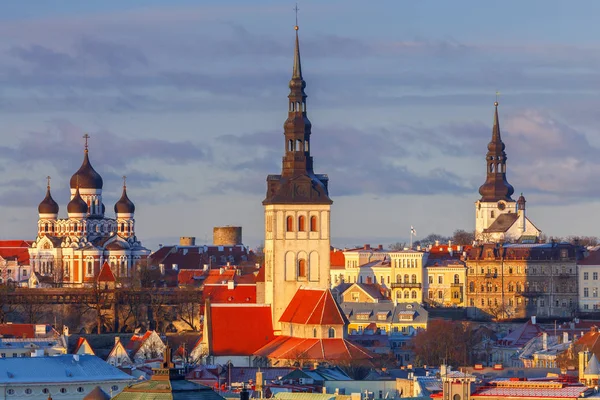 Tallinn. Toompea colline au coucher du soleil . — Photo