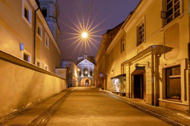 Vilnius. Eski Kent kapısı, gece.