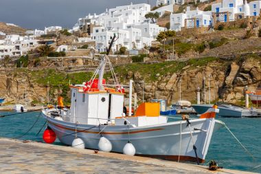 Mykonos. Eski liman bir balıkçı teknesi.