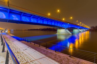 Varşova. City quay adlı gece.