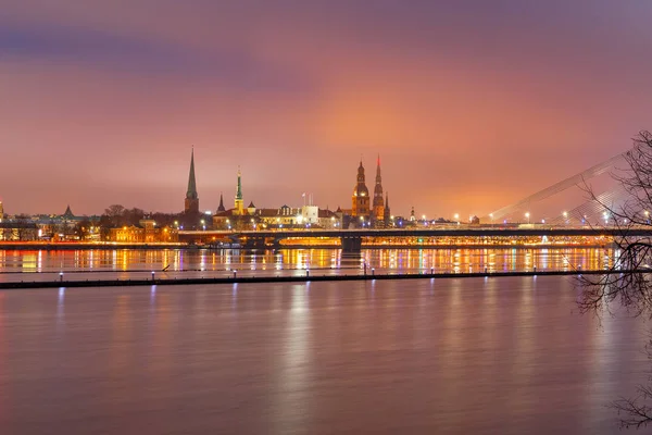 Riga. A Daugava nézet és a városi rakparton. — Stock Fotó