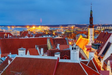 Tallinn. Şafakta şehrin havadan görünümü.