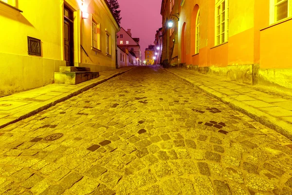 Warszawa. Street i den gamla staden på natten. — Stockfoto