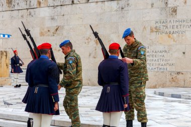 Atina. Onur bekçi evzones önce Parlamento.