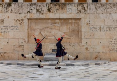 Atina. Onur bekçi evzones önce Parlamento.