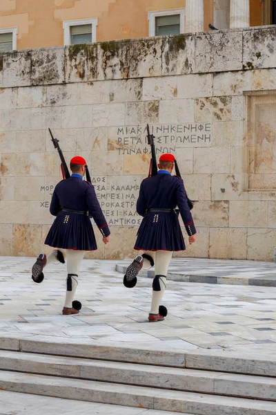 Atenas. Guardia de honor evzones ante el parlamento . — Foto de Stock