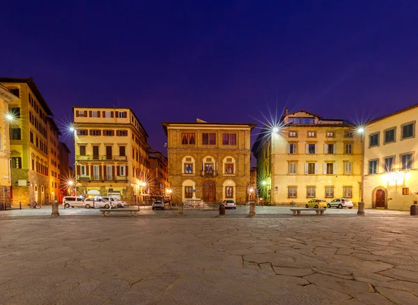 Florencia. Plaza de la Santa Cruz por la noche . — Foto de Stock
