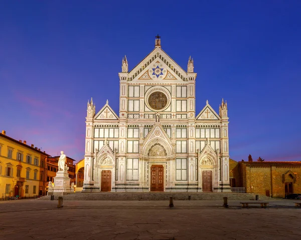 Florence. A bazilika, a kora reggeli órákban Szent Kereszt. — Stock Fotó