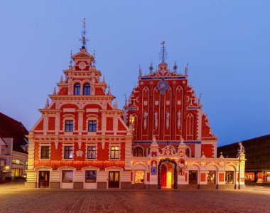 Riga. Gün batımında Şehir Meydanı..