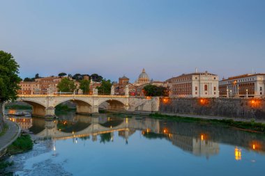 Roma. Tiber Nehri ve Saint Peters Katedrali.