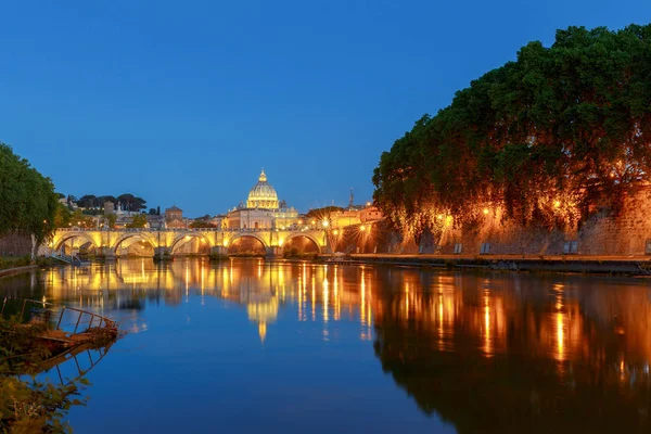 Řím. Řeka Tibera a katedrála Saint Peters. — Stock fotografie