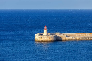 Valletta. Bir deniz feneri ve liman girişinde bir dalgakıran.
