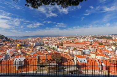 Lisbon. Şehrin havadan görünümü.