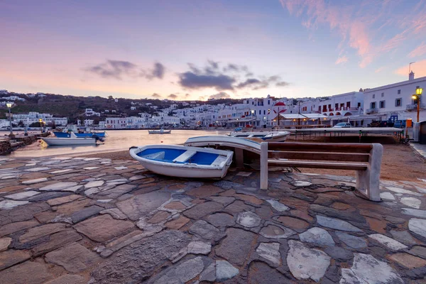 Mykonos. Nábřeží města za svítání. — Stock fotografie