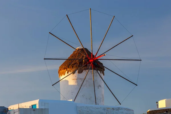 Mykonos. Un vieux moulin traditionnel . — Photo