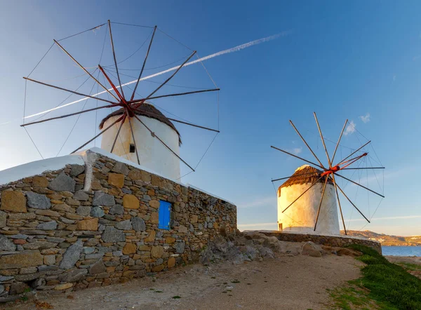 Det är Mykonos. En gammal traditionell väderkvarn. — Stockfoto