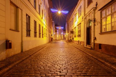 Riga. Gece eski sokak.