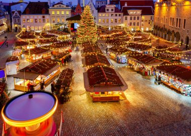 Tallinn. Noel 'de kasaba meydanı.
