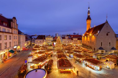 Tallinn. Noel 'de kasaba meydanı.