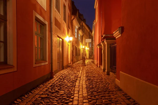 Riga. Starej ulicy miasta w nocy. — Zdjęcie stockowe