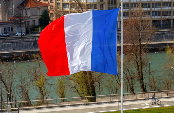 Grenoble. Bandeira nacional francesa . — Fotografia de Stock