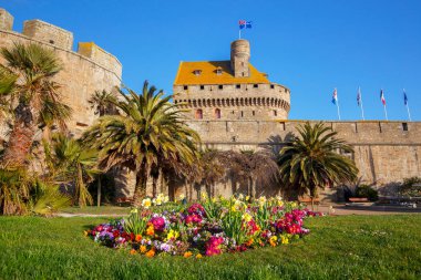 Aziz Malo. Eski kale duvarı..