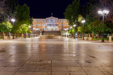 Atina. Syntagma Meydanı gece.