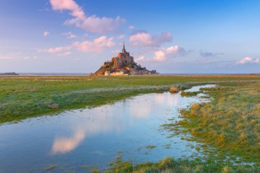 Gün batımında Mont Saint-Michel.
