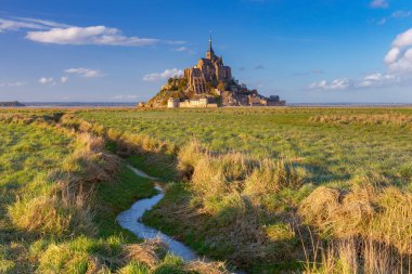 Gün batımında Mont Saint-Michel.