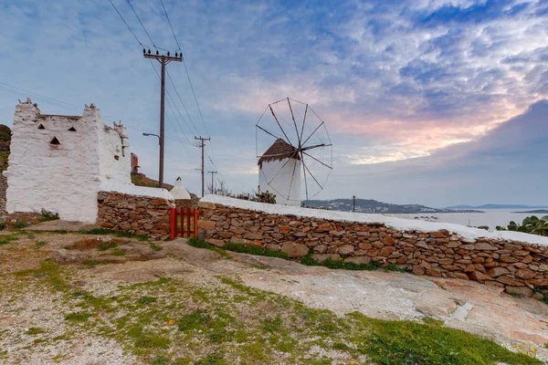 ミコノス島。古い伝統的な風車. — ストック写真