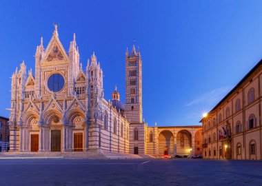 Siena. Gün batımında Katedrali.