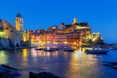 Vernazza. Eski liman gece.