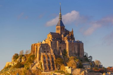 Gün batımında Mont Saint-Michel.