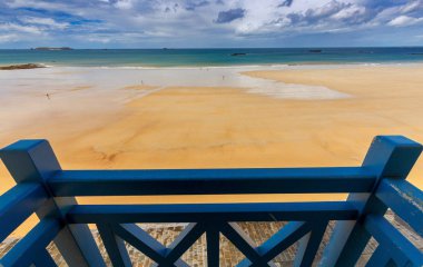 Saint-Malo 'da. Kumsalda sular çekildiğinde.