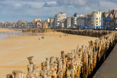 Saint-Malo 'da. Kumsalda sular çekildiğinde.
