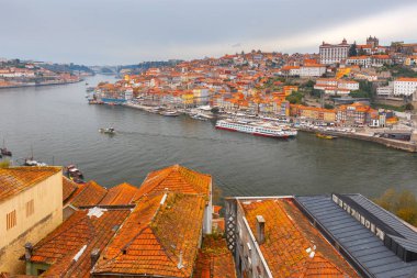Porto. Douro nehrinin sahildeki çok renkli evleri.