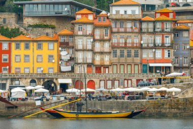 Porto. Douro nehrinin sahildeki çok renkli evleri.